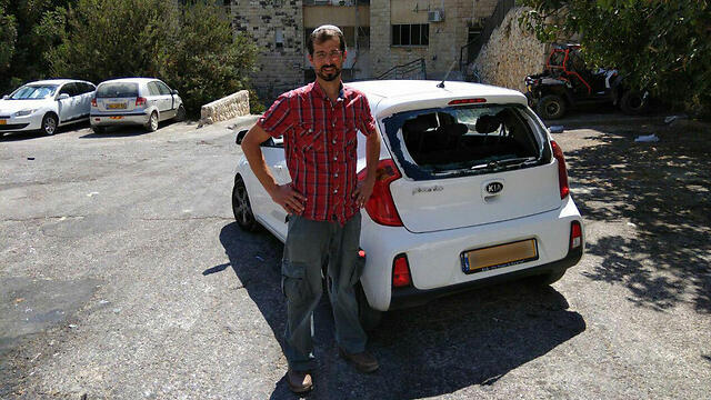 Габи Шифрин у своей машины