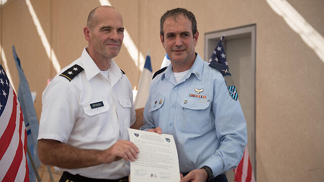 Brig.-Gen. Tzvika Haimovich (R) and his counterpart Maj.-Gen. Al Gronski at the inauguration ceremony (Photo: IDF Spokesperson's Unit)