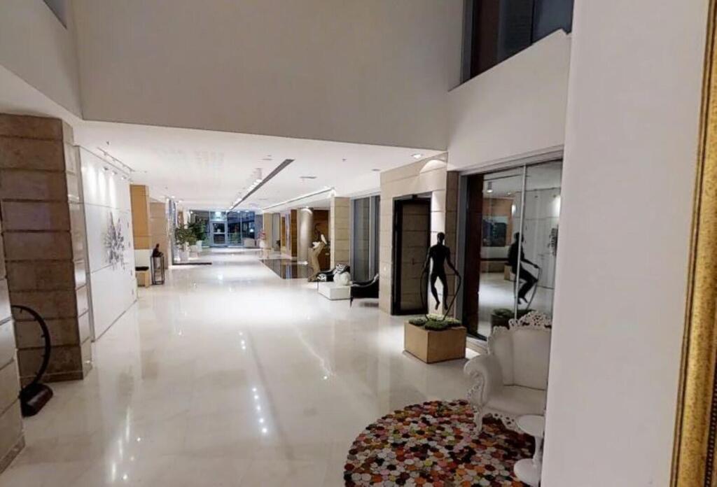 Лобби в доме, где жил Перес. Фото: v360 (צילום: v360 ) Лобби в доме, где жил Перес. Фото: v360