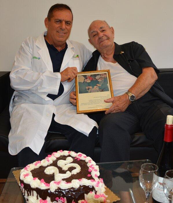 Профессор Дан Аравот и Менаше Нисим. Фото: пресс-служба больницы "Бейлинсон"