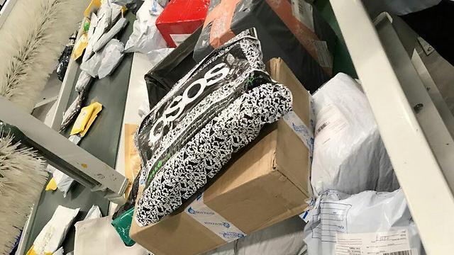 Посылка из ASOS в израильском почтовом отделении. Фото: Мейрав Кристал (צילום: מירב קריסטל) Посылка из ASOS в израильском почтовом отделении. Фото: Мейрав Кристал