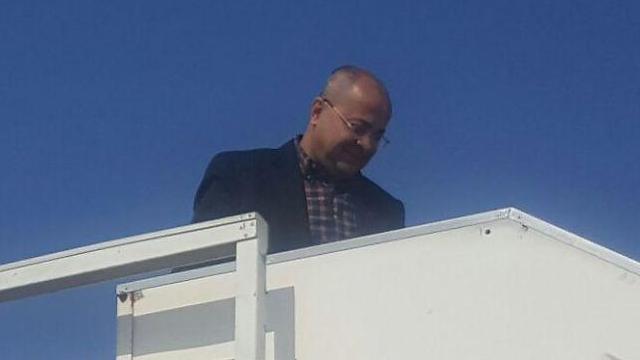 Ахмад Тиби выходит из самолета (צילום: רשות שדות התעופה) Ахмад Тиби выходит из самолета