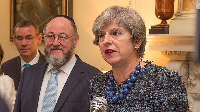 British Chief Rabbi Ephraim Mirvis with Prime Minister Theresa May (צילום: @Number10gov) British Chief Rabbi Ephraim Mirvis with Prime Minister Theresa May