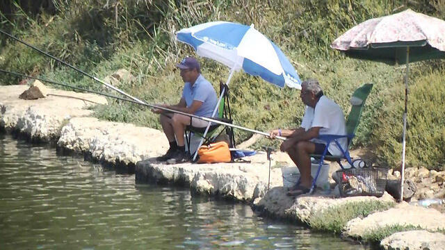 Fishermen at the Yarkon River estuary in Tel Aviv (Photo: Yogev Attias)