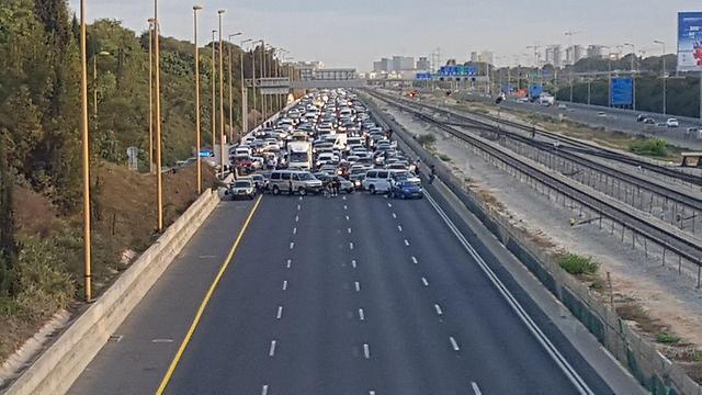 Disabled protestors blocked Ayalon highway Sunday morning (Photo: Avi Chai) (צילום: אבי חי) Disabled protestors blocked Ayalon highway Sunday morning (Photo: Avi Chai)