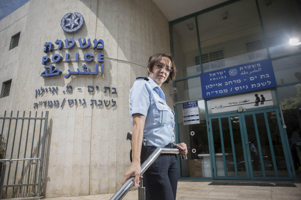 У входа в окружное полицейское управление. Фото: Томи Арпаз (Фото: Томи Арпаз) У входа в окружное полицейское управление. Фото: Томи Арпаз