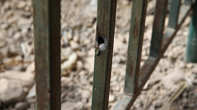 Пуля прошила решетку