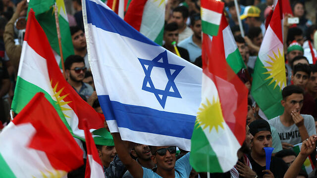 Израильский флаг среди знамен Курдистана. Фото: AFP (צילום: AFP) Израильский флаг среди знамен Курдистана. Фото: AFP