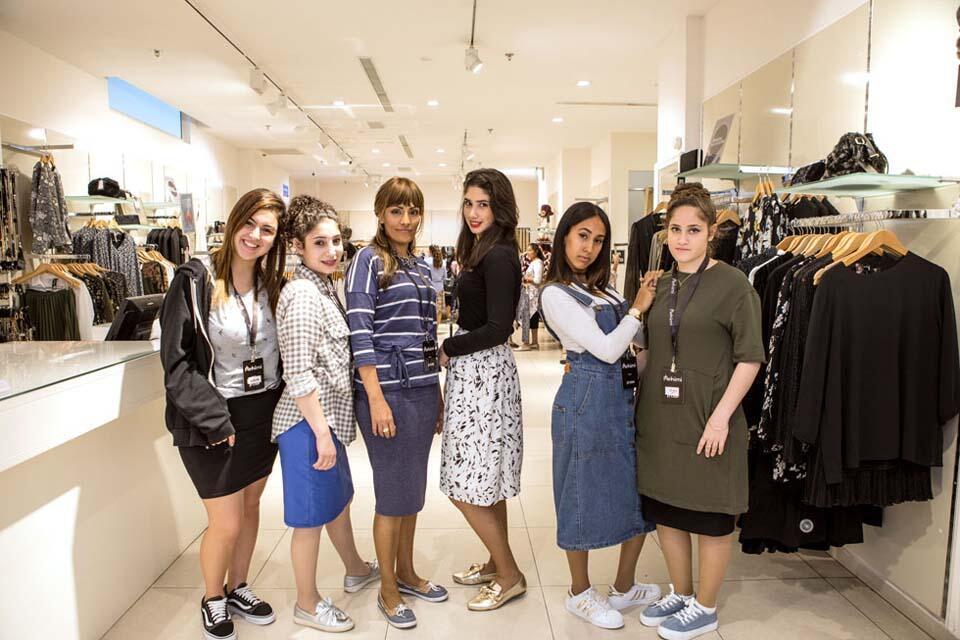 Религиозные девушки в магазине. Фото: Орит Пниниnullnull Религиозные девушки в магазине. Фото: Орит Пнини