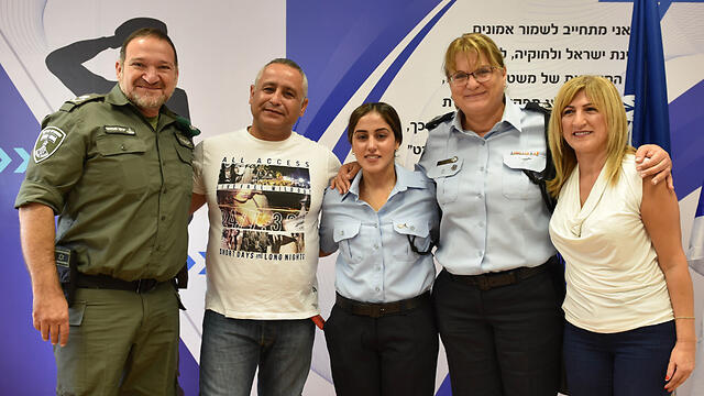Мор Коэн с родителями и руководством МАГАВ. Фото: пресс-служба полиции (צילום: דוברות המשטרה) Мор Коэн с родителями и руководством МАГАВ. Фото: пресс-служба полиции