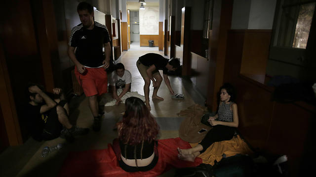 Избиратели ночуют на участках. Фото: АР (צילום: AP) Избиратели ночуют на участках. Фото: АР