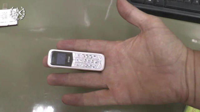 Miniscule mobile phones were smuggled into prisons for security prisoners (Photo: Police Spokesperson's Unit) (צילום: דוברות המשטרה) Miniscule mobile phones were smuggled into prisons for security prisoners (Photo: Police Spokesperson's Unit)
