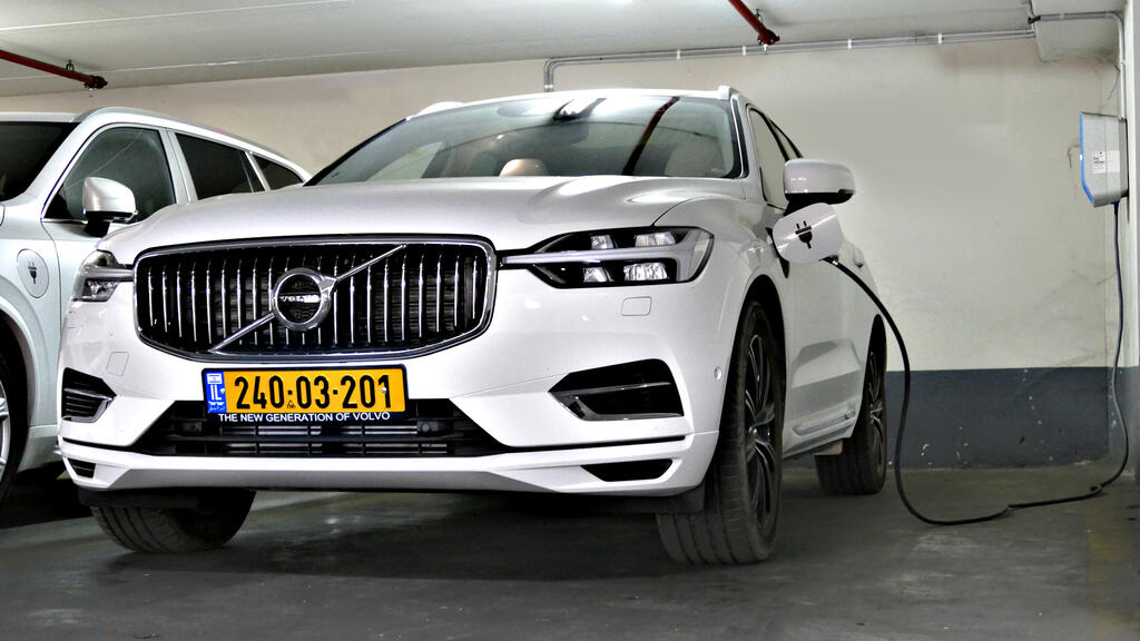 Volvo hybrid car model 