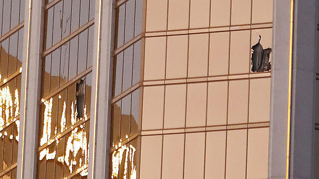 Окно отеля, из которго велась стрельба. Фото: EPA