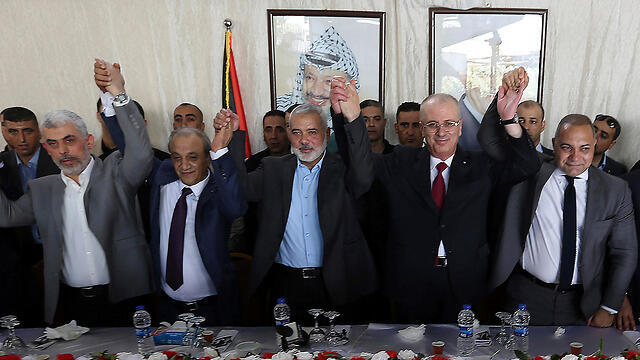 Hamdallah with Hamas leader Ismail Haniyeh in Gaza (Photo: AP)
