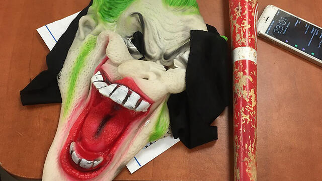 Клоунский наряд и бейбольная бита. Фото: пресс-служба полиции (צילום: דוברות המשטרה) Клоунский наряд и бейбольная бита. Фото: пресс-служба полиции