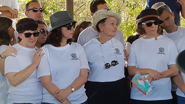 Shmerling's family, wearing a shirt that says: 'Celebrating 70 with grandpa Moti' (צילום: יובל חן) Shmerling's family, wearing a shirt that says: 'Celebrating 70 with grandpa Moti'