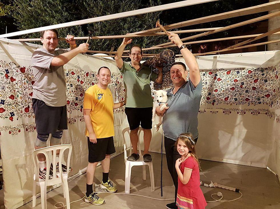 Raz Nizeri is building a sukkah with friends Hananel Mantel, Ariel Farkash, Yaron and Maayan Shilat and the dog Ula (Photo: Shlomit Mantel)
