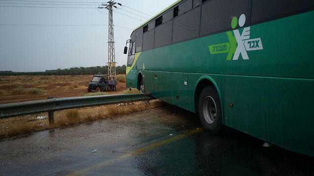 Авария на шоссе № 90. Фото: TPS (צילום: ארז כפיר TPS) Авария на шоссе № 90. Фото: TPS