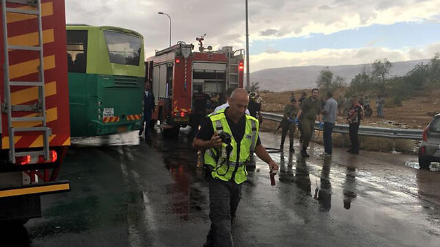 Авария на шоссе № 90. Фото: TPS (צילום: ארז כפיר TPS) Авария на шоссе № 90. Фото: TPS