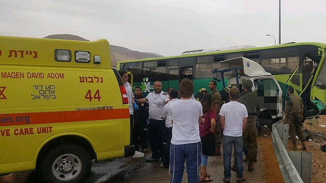 Авария на шоссе № 90. Фото: TPS (צילום: דוברות מד"א) Авария на шоссе № 90. Фото: TPS