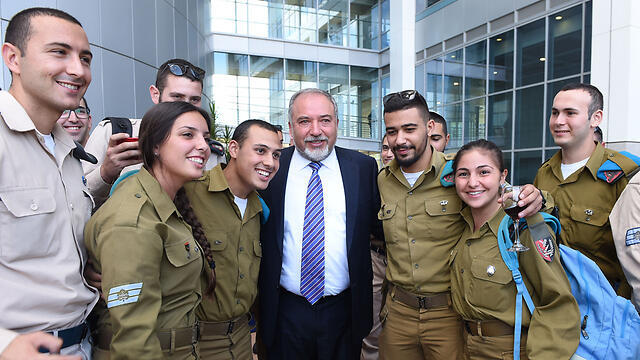 Defense Minister Avigdor Lieberman with IDF soldiers on Sukkot (צילום: דנה שרגא / דוברות משרד הביטחון) Defense Minister Avigdor Lieberman with IDF soldiers on Sukkot