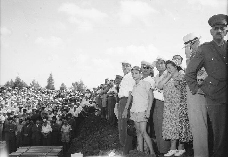 На кладбище в Тель-Авиве при огромном стечении народа прошла поминальная церемония. Фото: Давид Рубингер (Давид Рубингер) На кладбище в Тель-Авиве при огромном стечении народа прошла поминальная церемония. Фото: Давид Рубингер