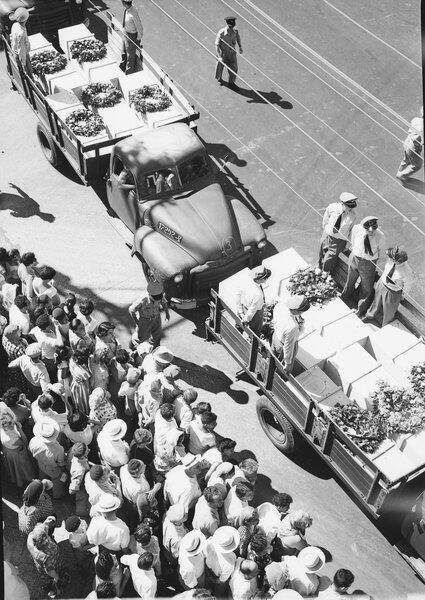 Грузовики с телами погибших провожали к кладбищу толпы народа. Фото: Давид Рубингер (Давид Рубингер) Грузовики с телами погибших провожали к кладбищу толпы народа. Фото: Давид Рубингер