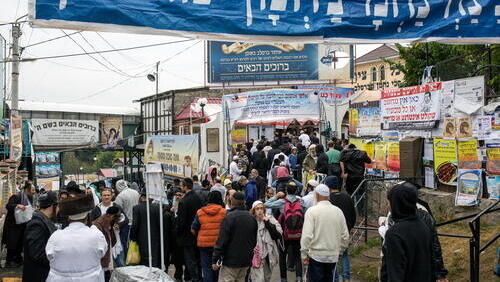 Паломники на могиле раввина  Нахмана в Умани