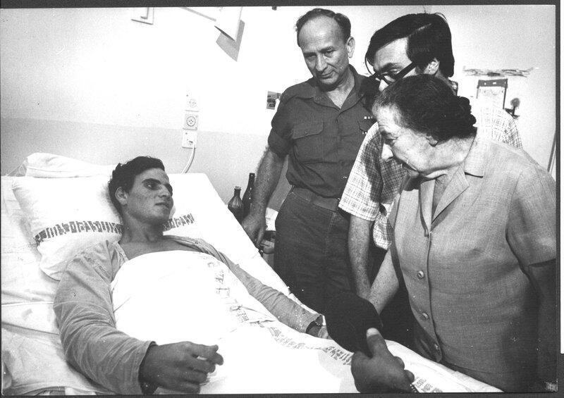 Голда Меир у постели раненого. Фото: пресс-служба ЦАХАЛа