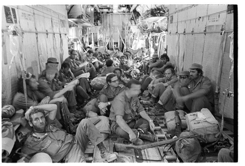 Солдаты в самолете доставляются на линию фронта. Фото: Давид Рубингер