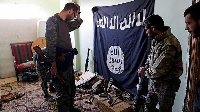 Syrian soldiers after the Islamic State's fall (צילום: רויטרס) Syrian soldiers after the Islamic State's fall