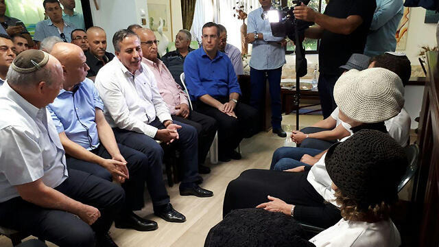 Senior officials from Kafr Qasim give their condolences to the Shmerling family (צילום: מועצה מקומית אלקנה) Senior officials from Kafr Qasim give their condolences to the Shmerling family