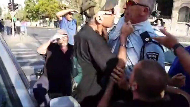 Sofer and the police officer exchanging blows (צילום: שחף עפרה) Sofer and the police officer exchanging blows