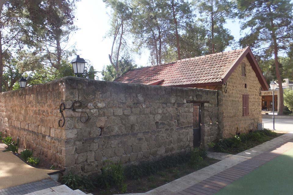 Реконструированное здание мошавы Йегуд в Савьоне (Фото: Леон Левитас) Реконструированное здание мошавы Йегуд в Савьоне