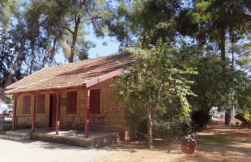 Реконструированное здание мошавы Йегуд в Савьоне (Фото: Леон Левитас) Реконструированное здание мошавы Йегуд в Савьоне