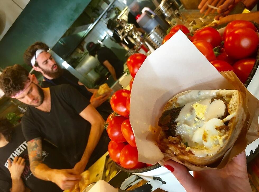 Настоящий филиал "Мизнона" в Тель-Авиве. Фото: Лин Леви (Фото: Лин Леви) Настоящий филиал "Мизнона" в Тель-Авиве. Фото: Лин Леви