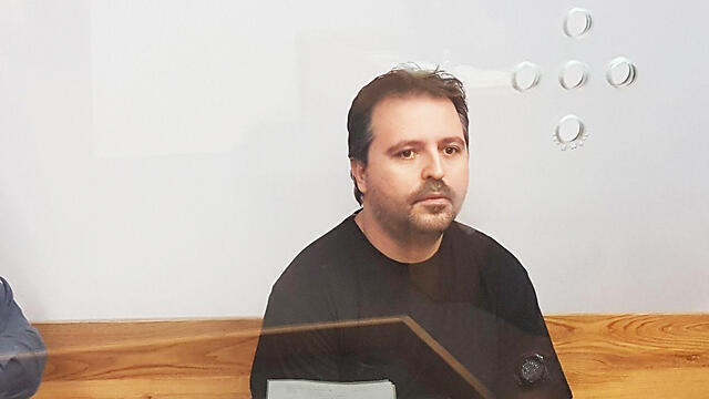 Монсонго слушает обвинительное заключение. Фото: Гилад Мораг (צילום: גלעד מורג) Монсонго слушает обвинительное заключение. Фото: Гилад Мораг