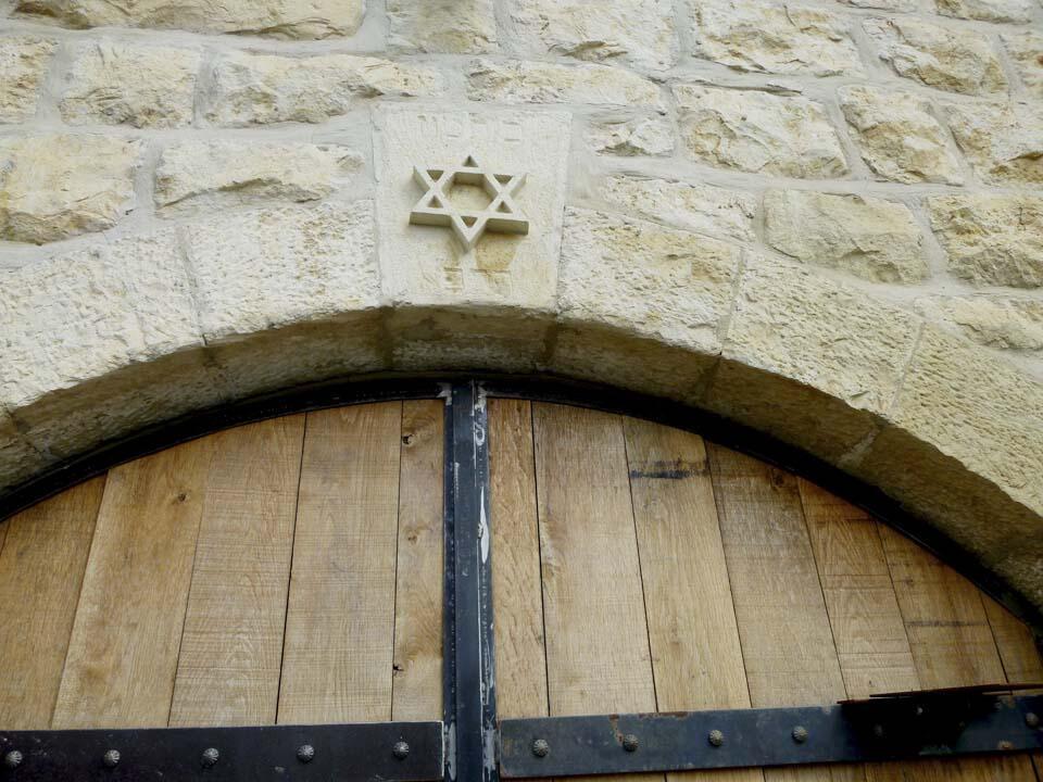 Маген Давид на входом в кафе "Мума"