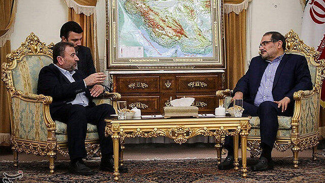 Saleh al-Arouri (L) at a meeting with Iranian parliament speaker Ali Larijani, Tehran