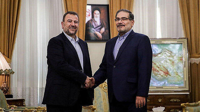 Saleh al-Arouri (L) and Ali Larijani