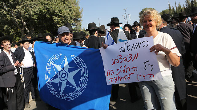 Police retirees demonstrating for higher pensions
