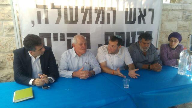 The protest tent this week. Shomron Regional Council head Yossi Dagan is center with Ministers Haim Katz and Eli Cohen to his left