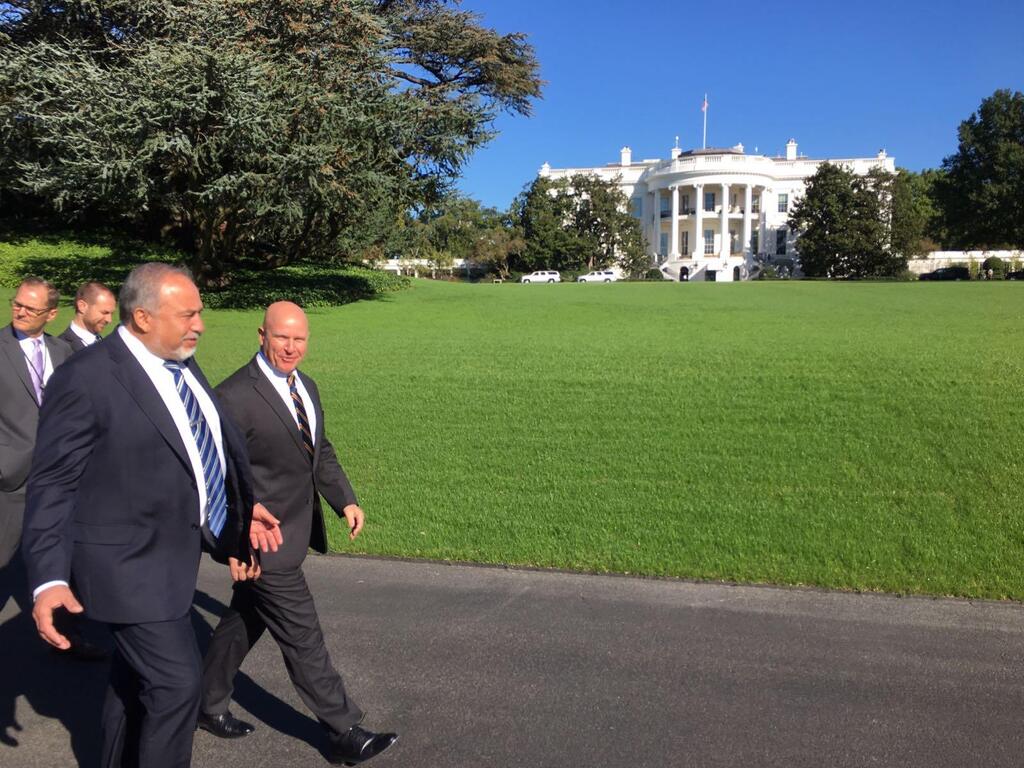 Либерман по дороге в Белый дом. Фото: Ариэль Хермони