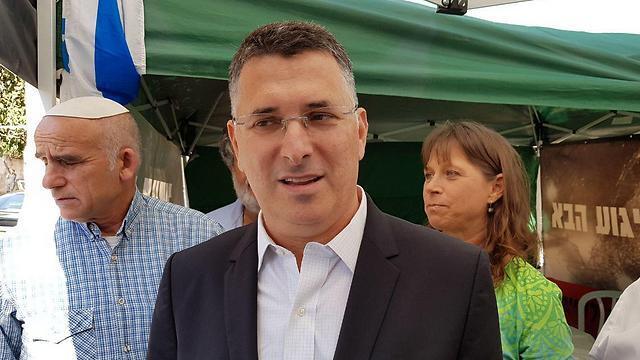 Sa'ar at the protest tent (צילום: אלי מנדלבאום) Sa'ar at the protest tent