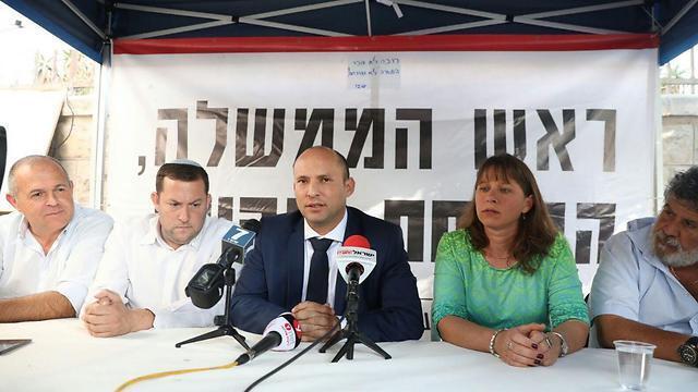 Bennett with the protesting settlers (צילום: מירי צחי) Bennett with the protesting settlers