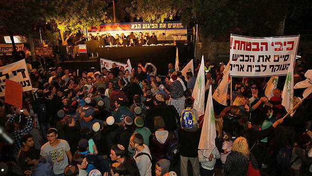 Settlers protesting outside PM's residence (צילום: הלל מאיר / TPS) Settlers protesting outside PM's residence