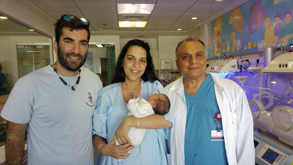 Хила с мужем и дочкой и доктор Авраами. Фото: "Рамбам" (Фото: пресс-служба Рамбам) Хила с мужем и дочкой и доктор Авраами. Фото: "Рамбам"