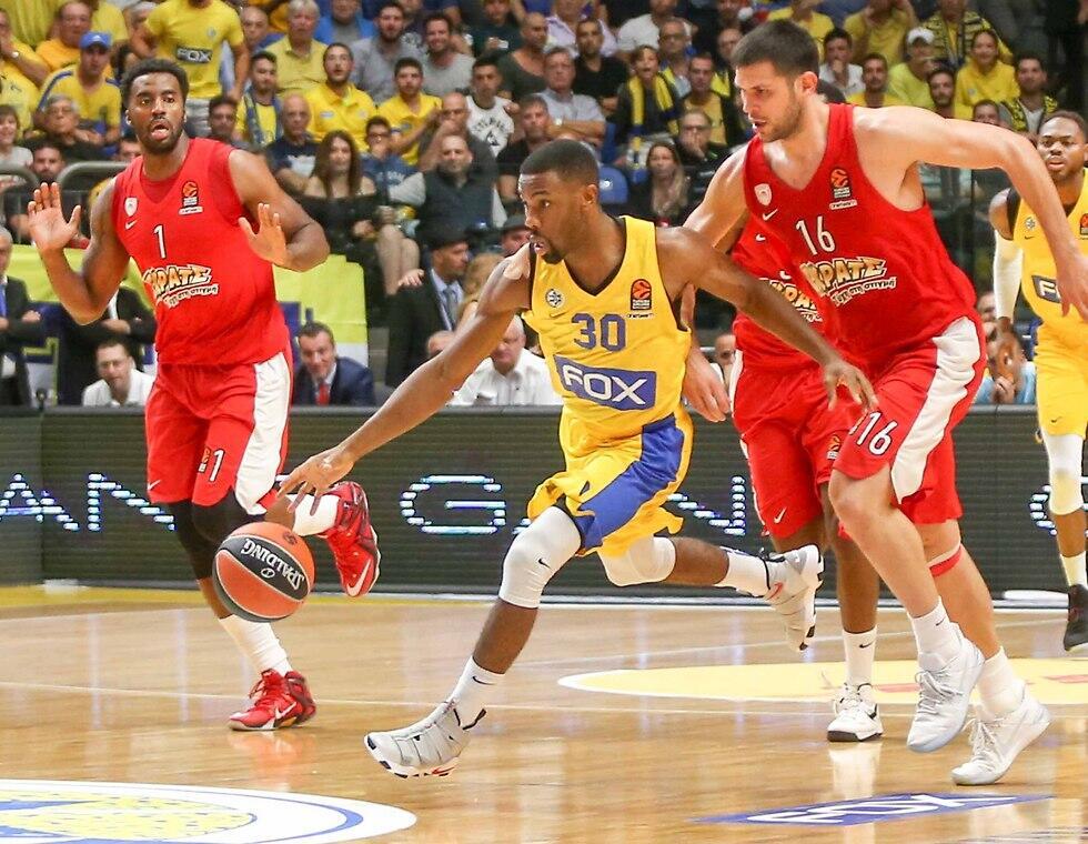 Маккаби против Олимпиакоса. Фото: Оз Муалем и Реувен Шварц (צילום: ראובן שוורץ) Маккаби против Олимпиакоса. Фото: Оз Муалем и Реувен Шварц