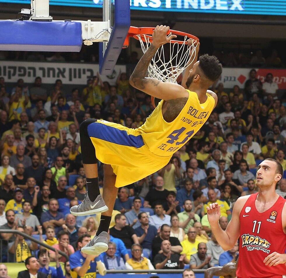 Маккаби против Олимпиакоса. Фото: Оз Муалем и Реувен Шварц (צילום: ראובן שוורץ) Маккаби против Олимпиакоса. Фото: Оз Муалем и Реувен Шварц